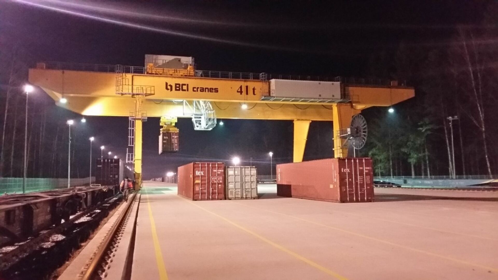 Terminal kontenerowy Chryzanów, praca nocna, suwnica bramowa 41t